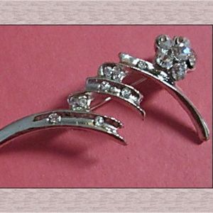 Silver Tone Vintage Flower Design Brooch